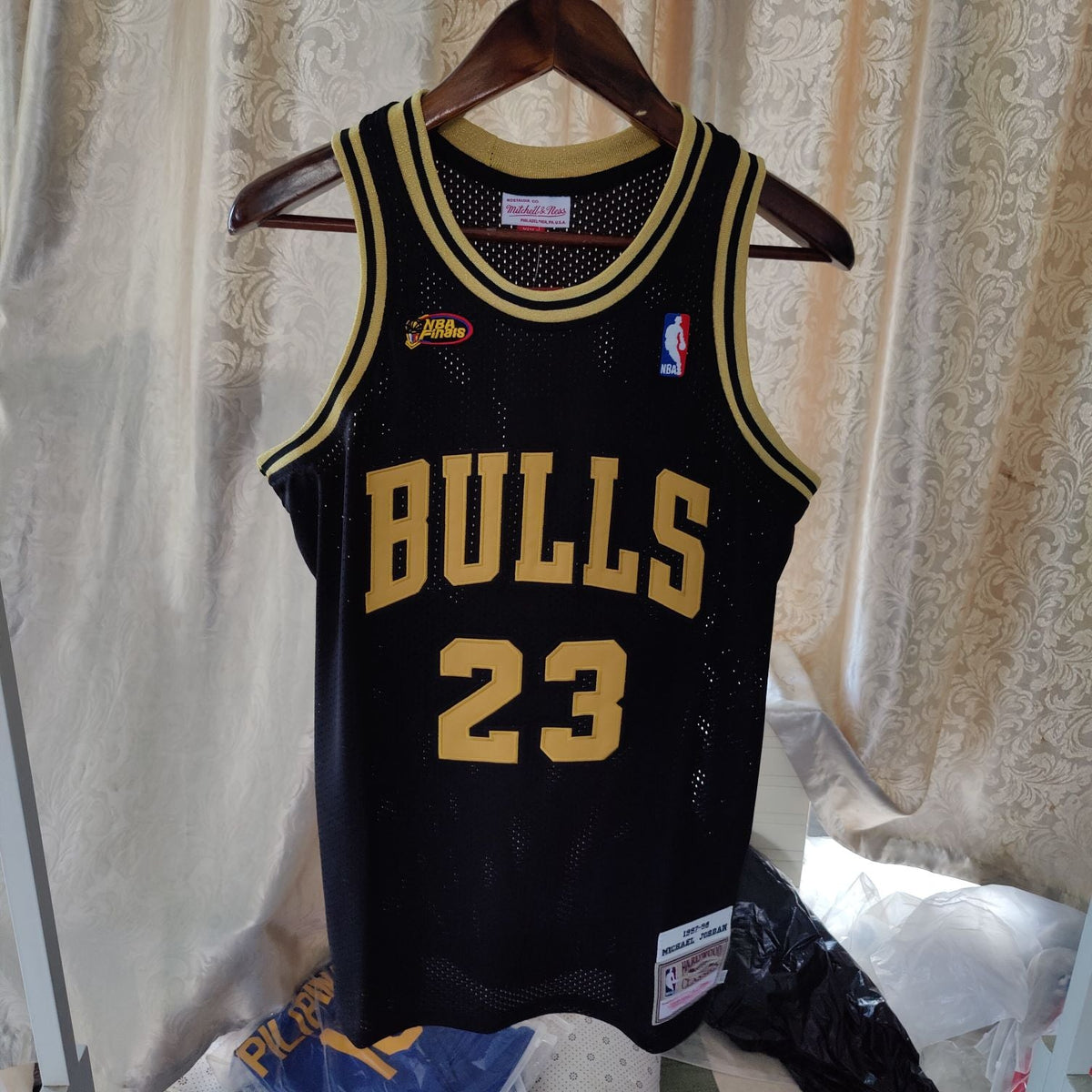 Jersey Authentic Chicago Bulls Michael Jordan Championship Black Gold Jersey 1997/98